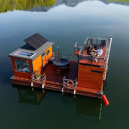 Aquachill Houseboat & Wellness Hotel Liptovsky Trnovec Bagian luar foto
