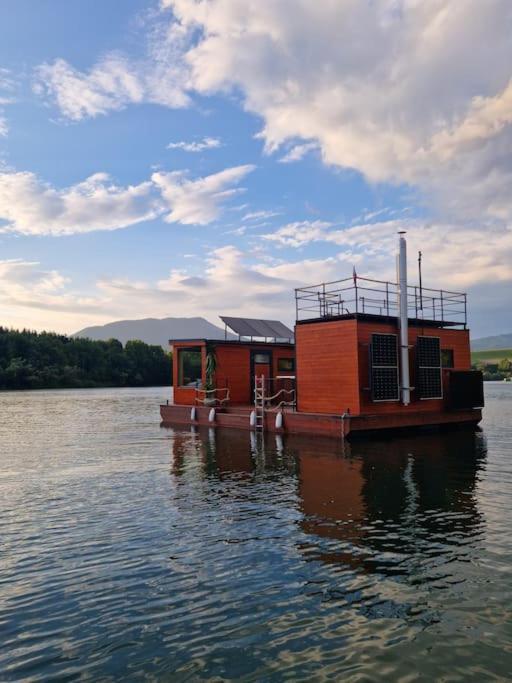 Aquachill Houseboat & Wellness Hotel Liptovsky Trnovec Bagian luar foto