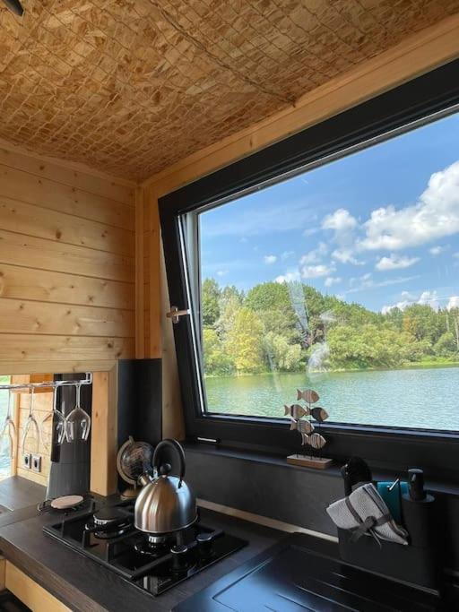 Aquachill Houseboat & Wellness Hotel Liptovsky Trnovec Bagian luar foto