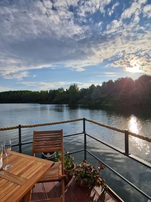 Aquachill Houseboat & Wellness Hotel Liptovsky Trnovec Bagian luar foto