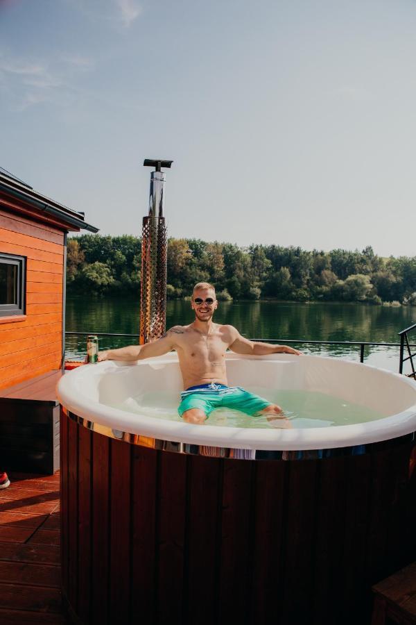 Aquachill Houseboat & Wellness Hotel Liptovsky Trnovec Bagian luar foto