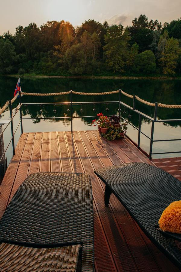 Aquachill Houseboat & Wellness Hotel Liptovsky Trnovec Bagian luar foto