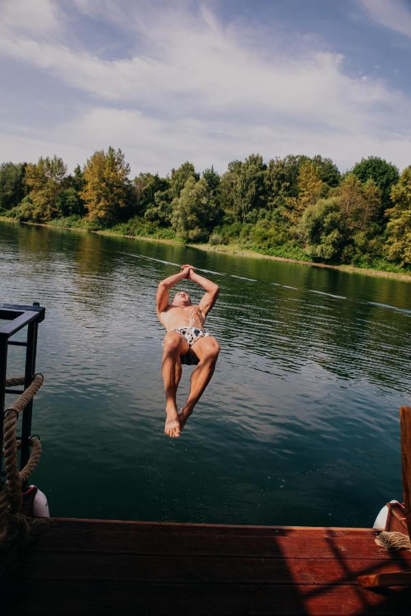Aquachill Houseboat & Wellness Hotel Liptovsky Trnovec Bagian luar foto