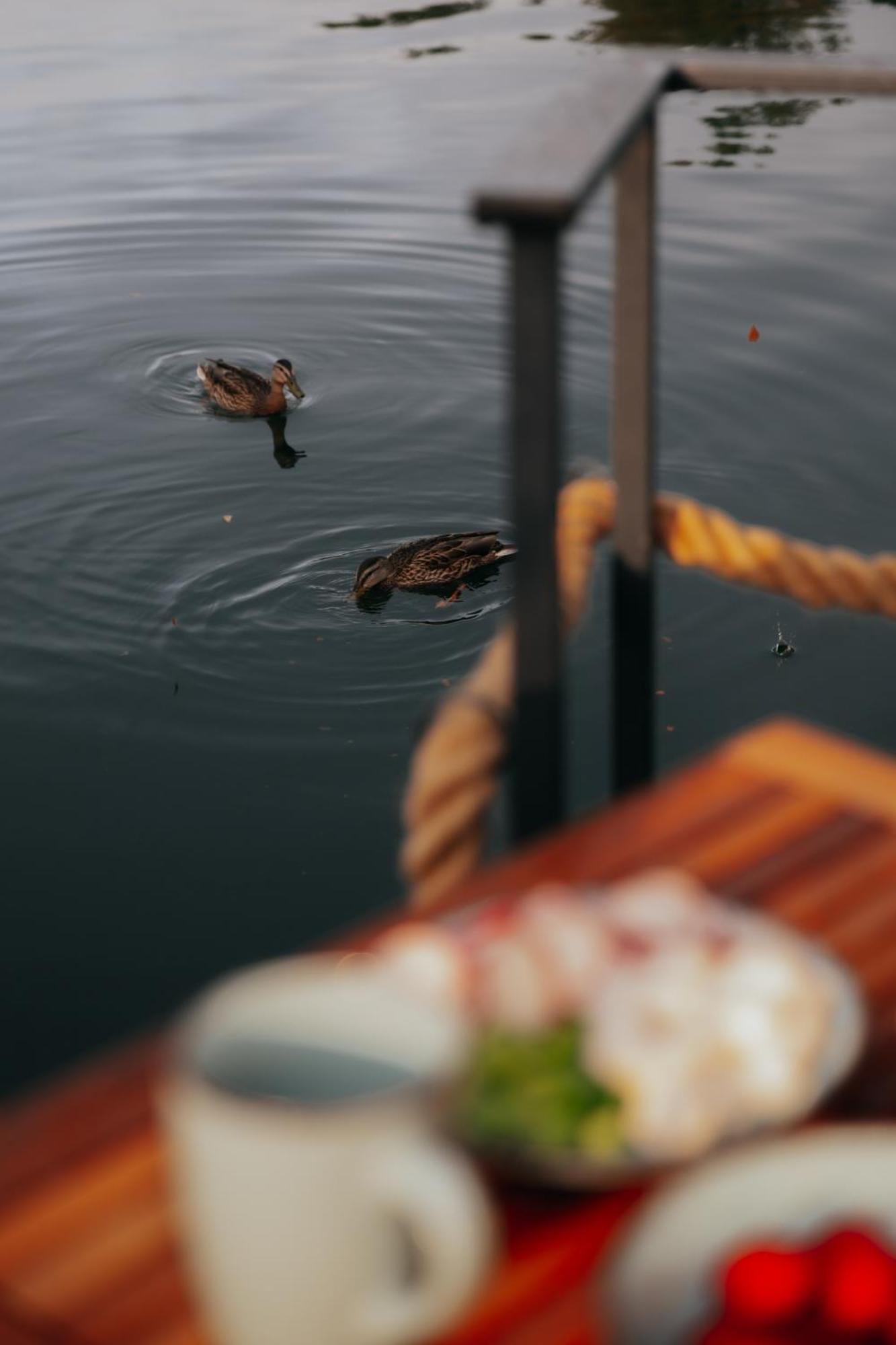 Aquachill Houseboat & Wellness Hotel Liptovsky Trnovec Bagian luar foto