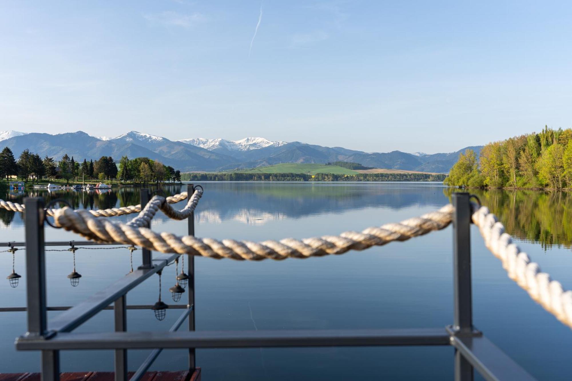 Aquachill Houseboat & Wellness Hotel Liptovsky Trnovec Bagian luar foto