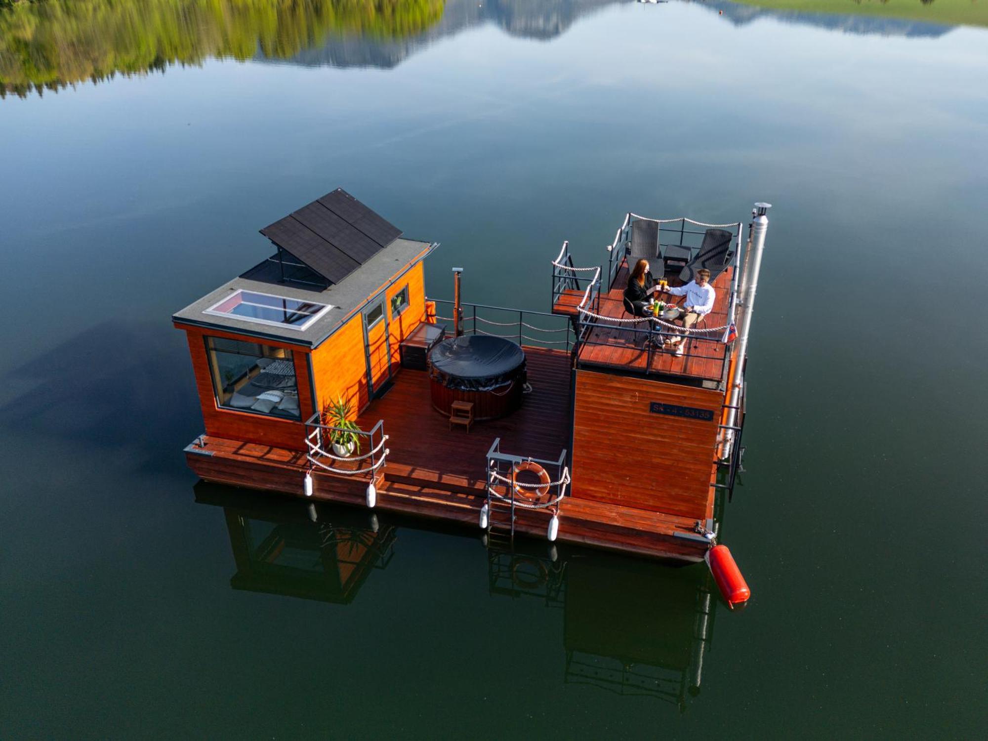 Aquachill Houseboat & Wellness Hotel Liptovsky Trnovec Bagian luar foto