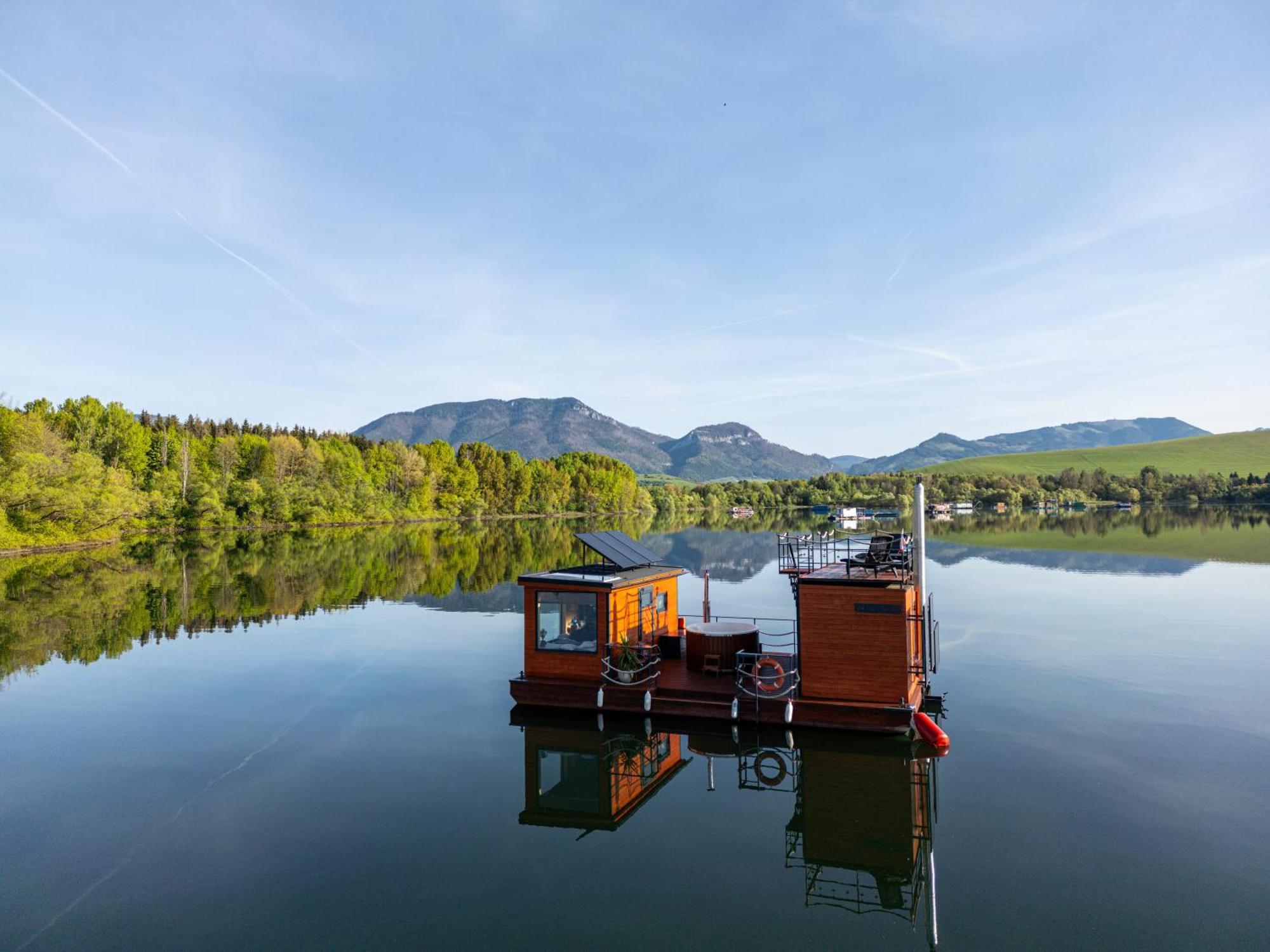 Aquachill Houseboat & Wellness Hotel Liptovsky Trnovec Bagian luar foto