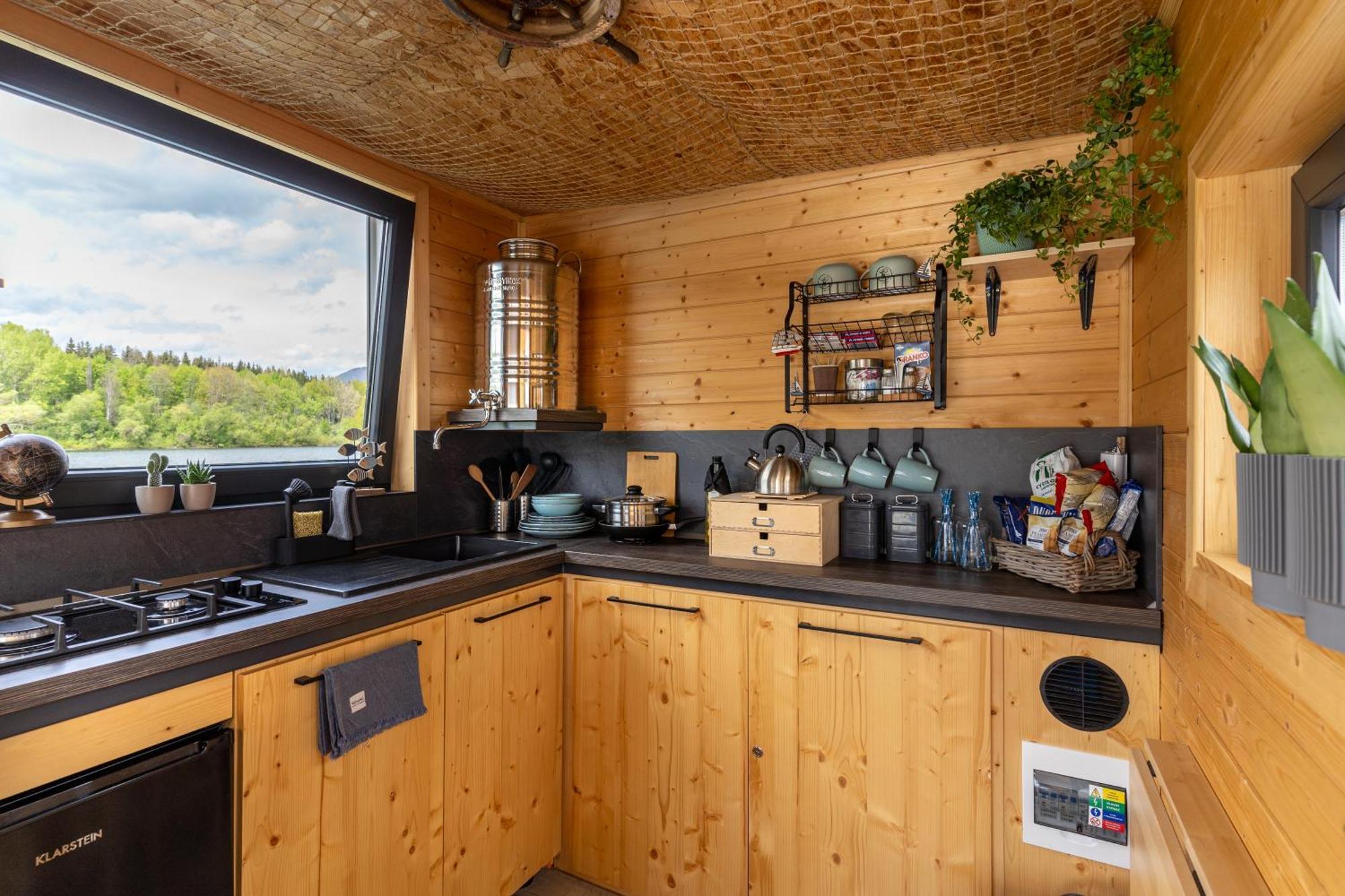 Aquachill Houseboat & Wellness Hotel Liptovsky Trnovec Bagian luar foto