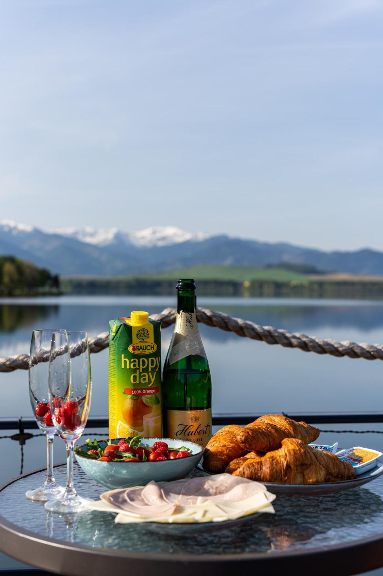 Aquachill Houseboat & Wellness Hotel Liptovsky Trnovec Bagian luar foto