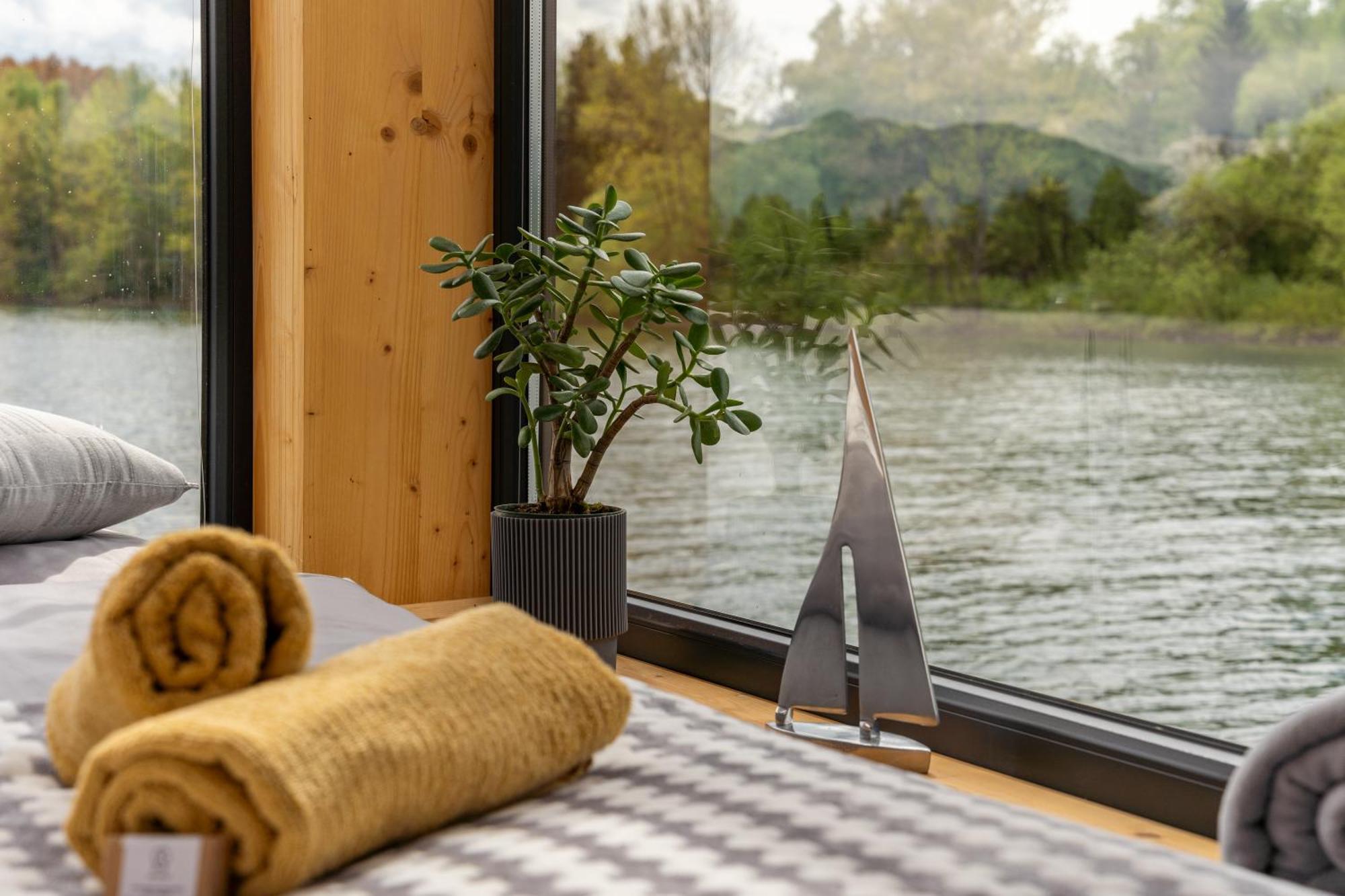 Aquachill Houseboat & Wellness Hotel Liptovsky Trnovec Bagian luar foto