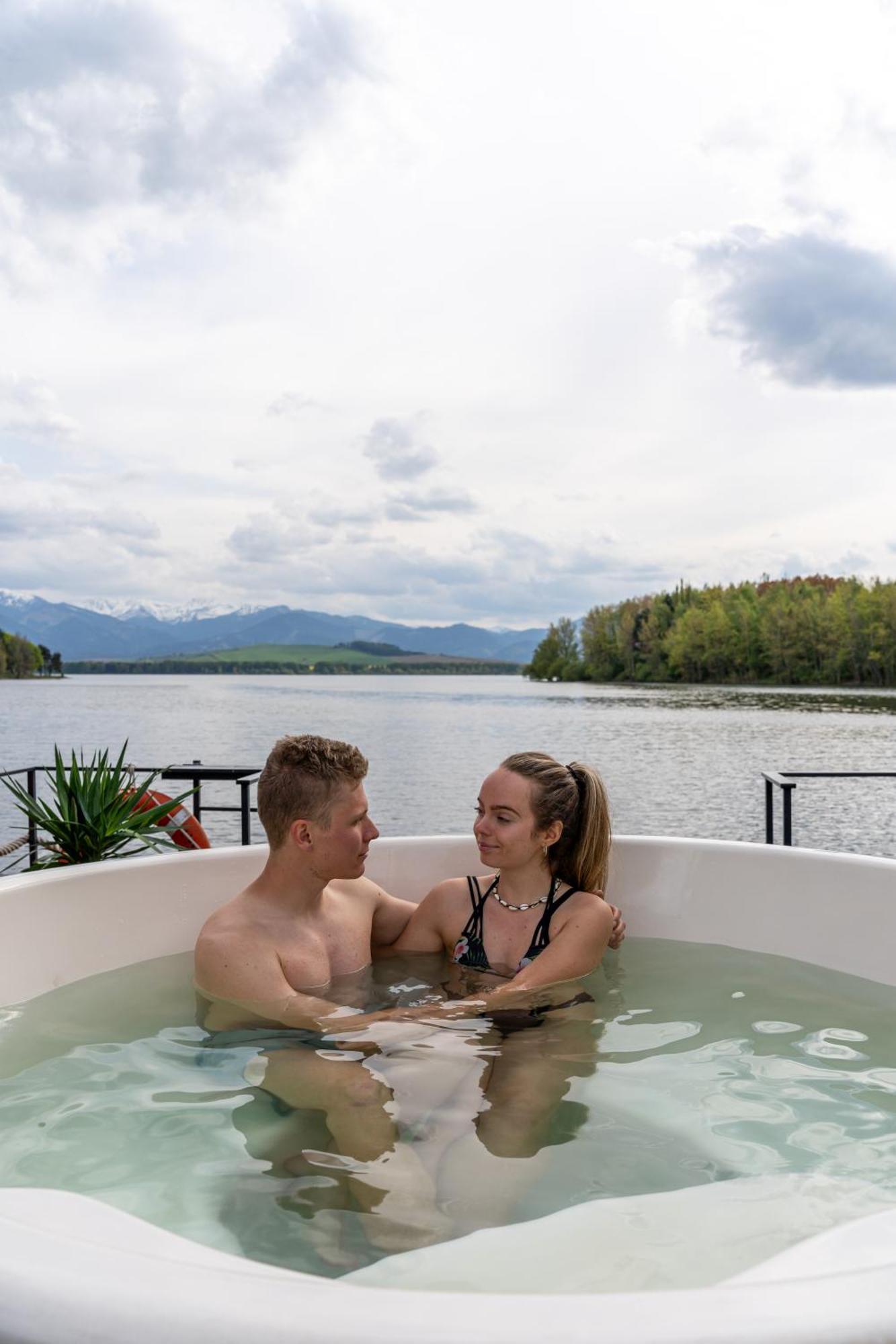 Aquachill Houseboat & Wellness Hotel Liptovsky Trnovec Bagian luar foto